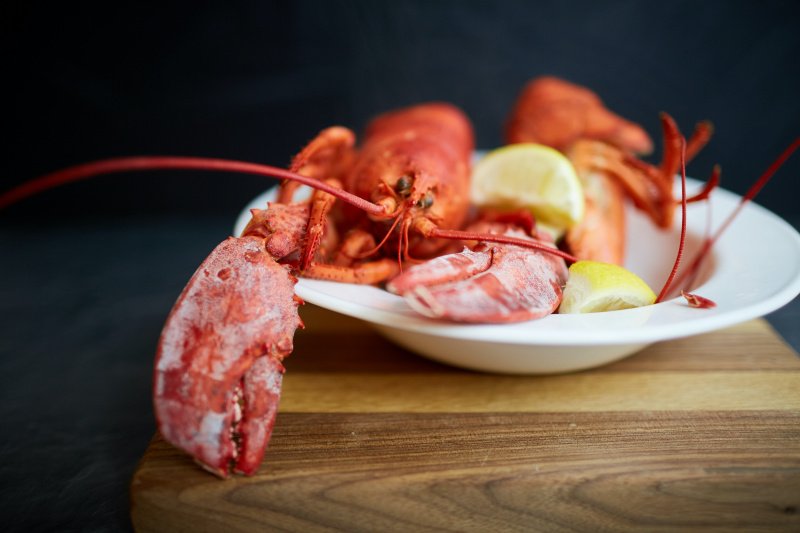 冷吃原隻熟加拿大龍蝦 (350 - 400克) Cold-Cut -  Canadian Lobsters (350-400gram)